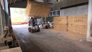 Unloading straw bales with the Bobcat 453