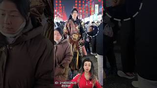 Uzun Boylu Adam Hanfu Cosplay Ile Sokakta Kalabalığı Durduruyor