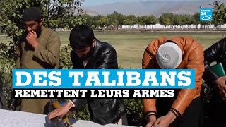 Afghanistan : des talibans rendent leurs armes