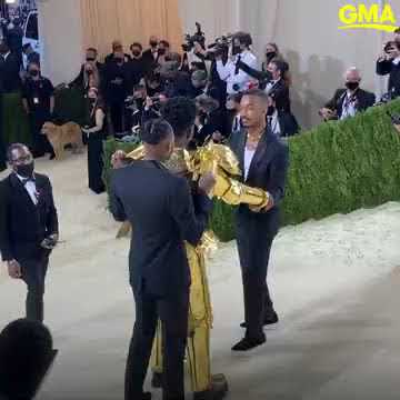 Watch Lil Nas X transform into his gold bodysuit at the MET Gala l GMA