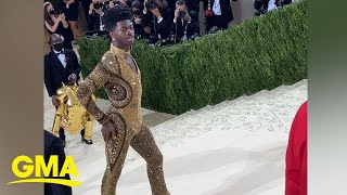 Watch Lil Nas X transform into his gold bodysuit at the MET Gala l GMA Resimi