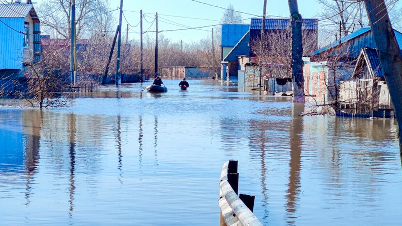 Под воду уходят поселок за поселком. Паводок разливается все дальше по северу Омской области
