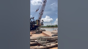 Quá khủng khiếp với anh tài xế xáng cạp cổ nạo vét đất liền