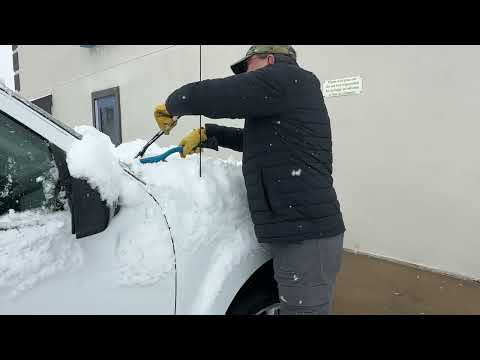 Snowing here cleaning our car before driving 🛻