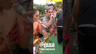 Lexa e Glória Groove cantando Provocar no bloco da Preta Gil