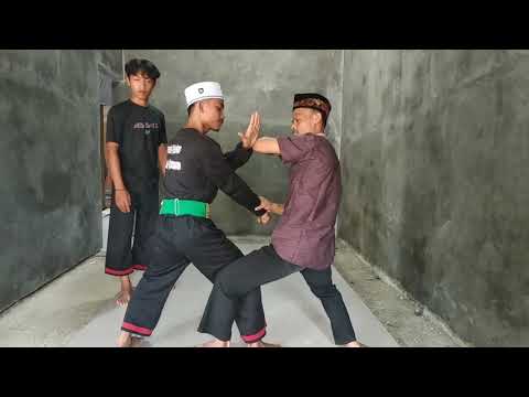 Berajar gerakan dasar beladiri Cimande