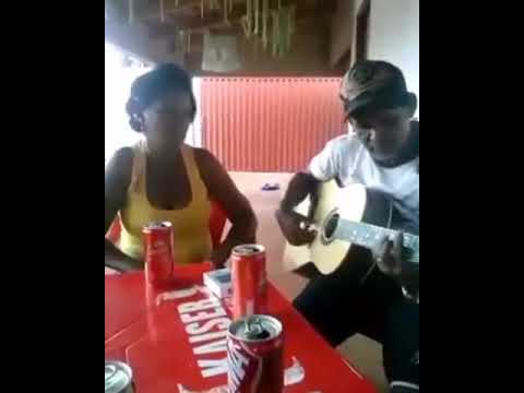 Casal de bêbados desafinados cantando (Meu ex amor - Amado Batista)