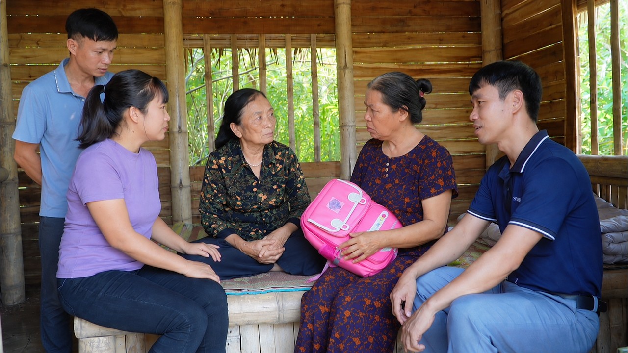 Ms. Sam discharged from hospital – Ms. Dai and Dinh pay a surprise visit.