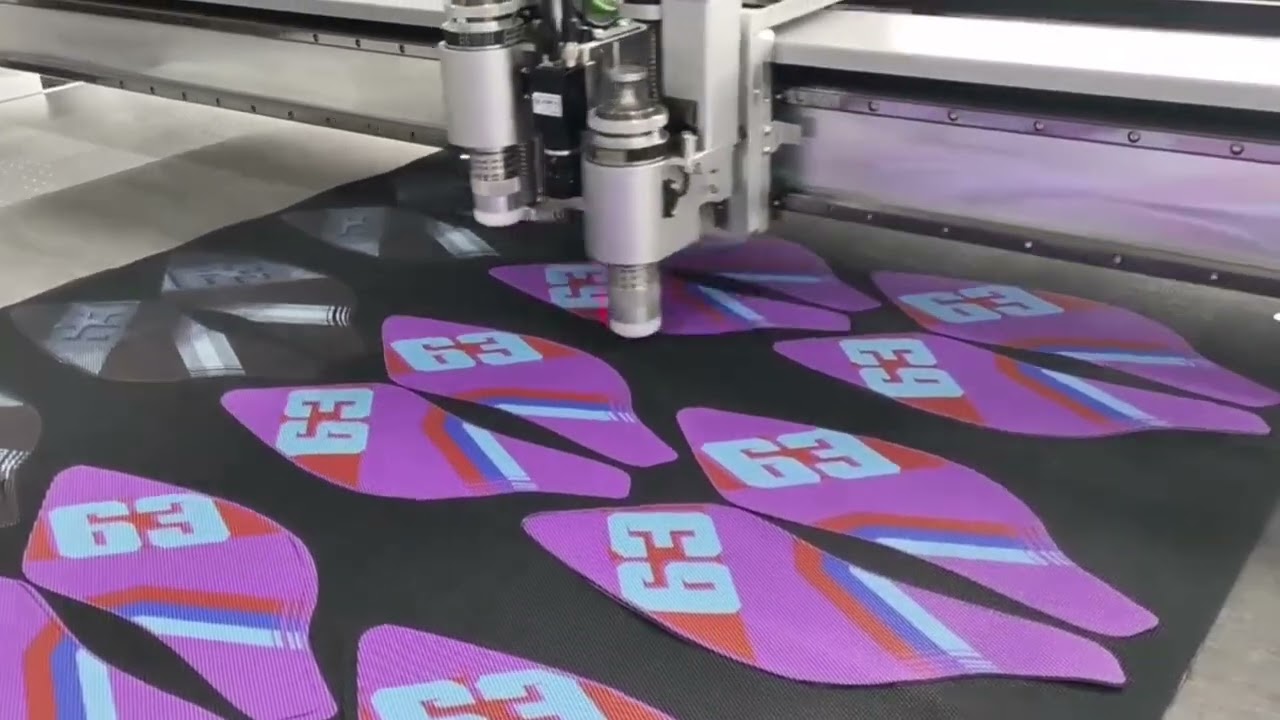 Flatbed digital cutting machine for leather cutting with oscillating tool and drag tool