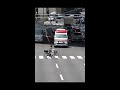 マジ無神経！緊急走行中の救急車を止め、我が物顔で走り抜けるBBA #shorts