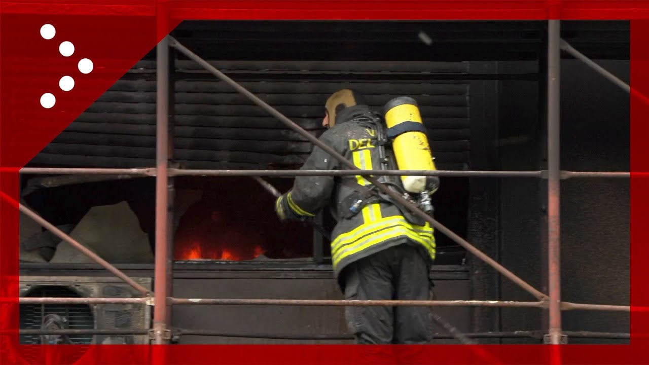 Roma, incendio in palazzo a Colli Aniene: i Vigili del Fuoco al lavoro