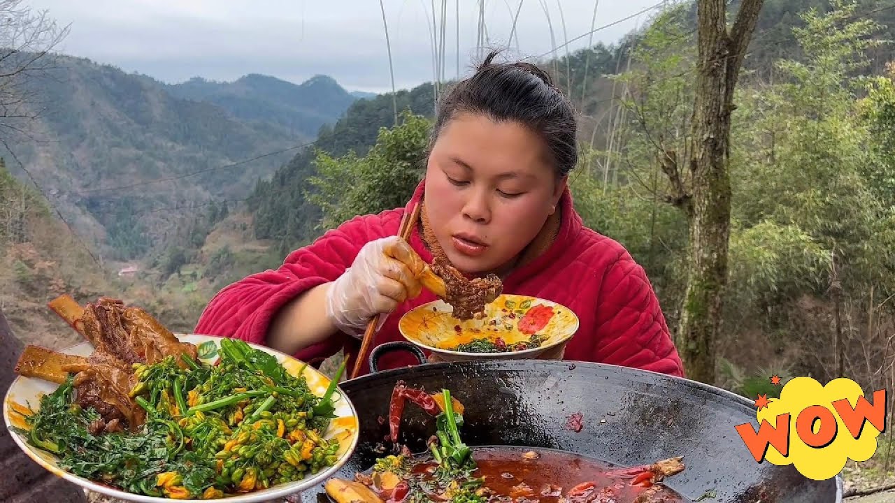 Деревенская девушка готовит сытное острое рагу из говяжьих ребрышек с собранной в лесу зеленью.