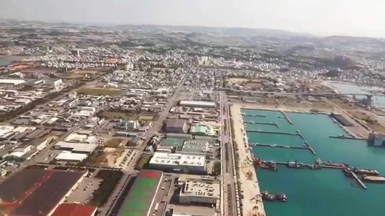 沖縄の絶景を眺めながら那覇空港へ着陸