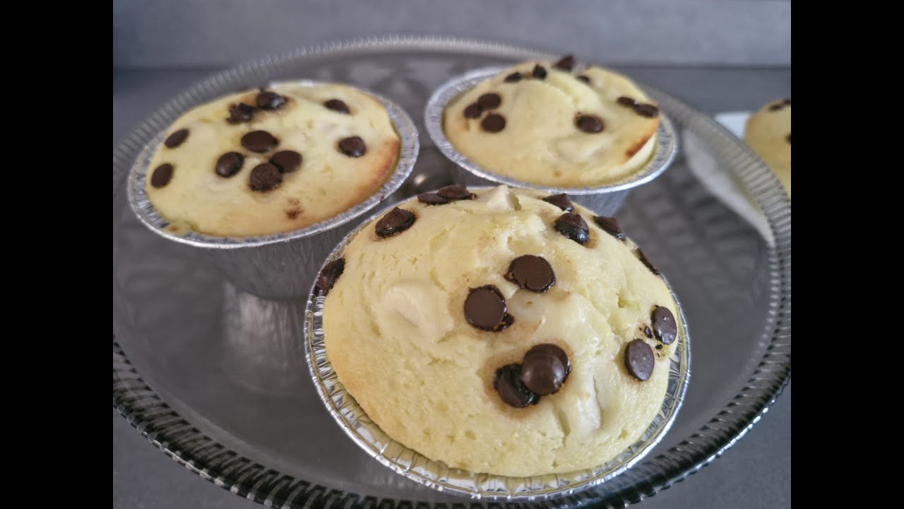 Muffin cremosi di ricotta e pere senza glutine al profumo di limone