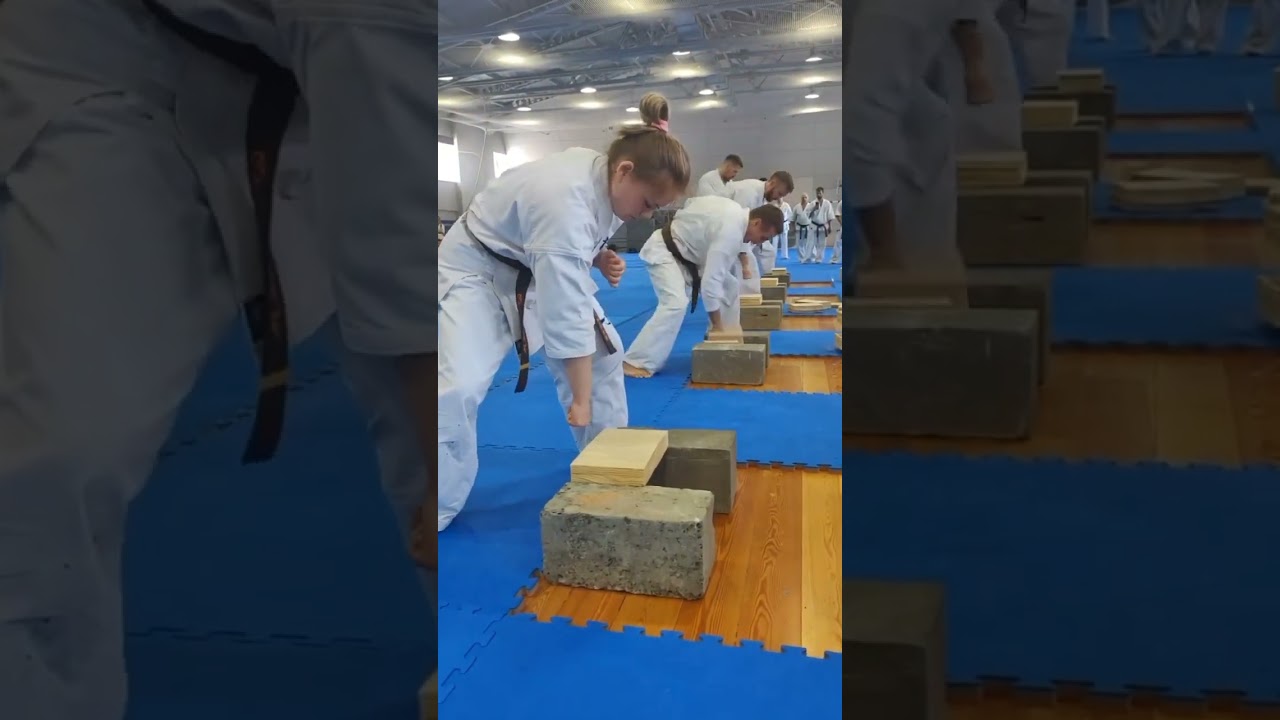 Сдача на 1 Дан (Чёрный пояс) экзамен по разбитиям досок 2 дощечки для женщин 3 дощечки для мужчин