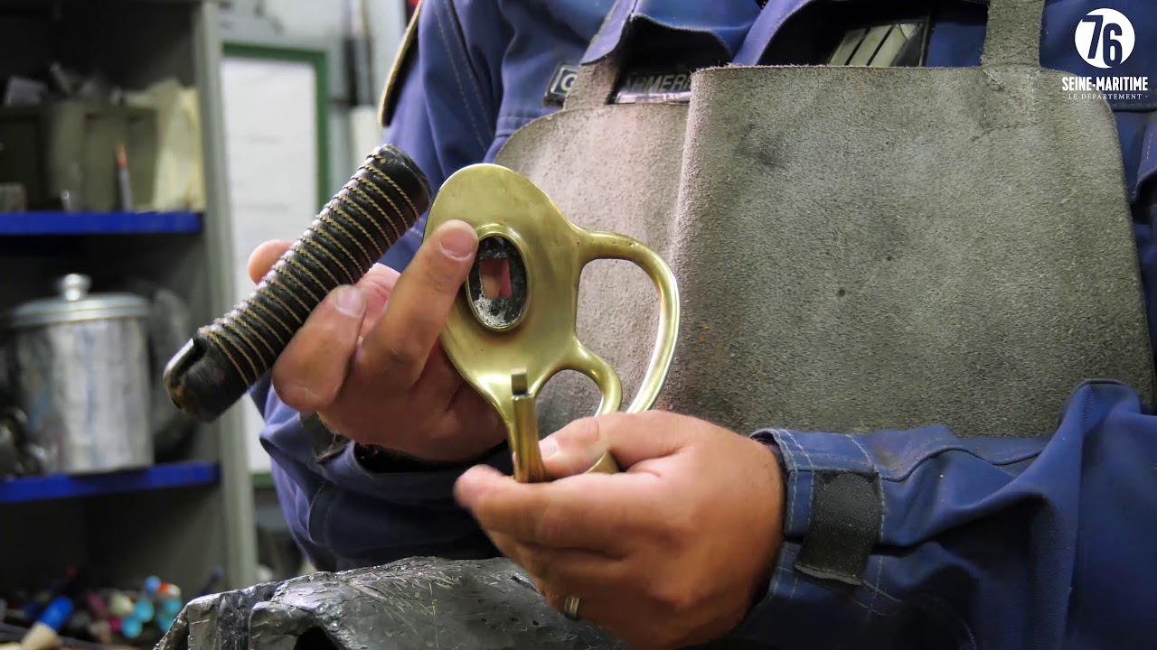 Au coeur de l'atelier sabre de la Garde Républicaine.
