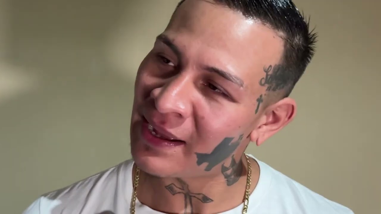 CHAKAL SEDUCTOR VENDE SUS CARICIAS BAJO LA SUPERVISIÓN DE SU MUJER