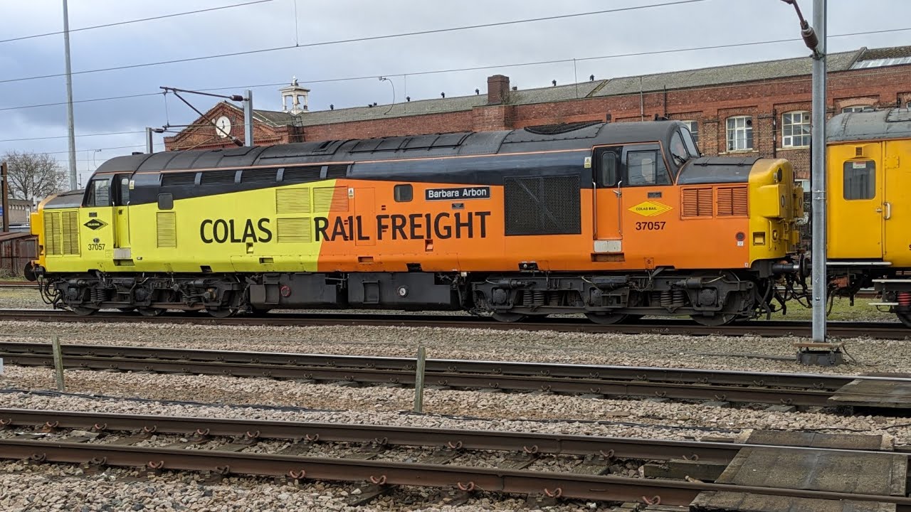 trains at Doncaster including GWR 166 + Colas UTU class 37's 03/02/24 