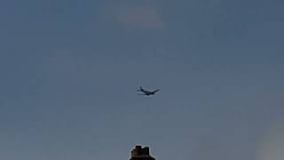 Dakota (DC3) vliegt over Utrecht.