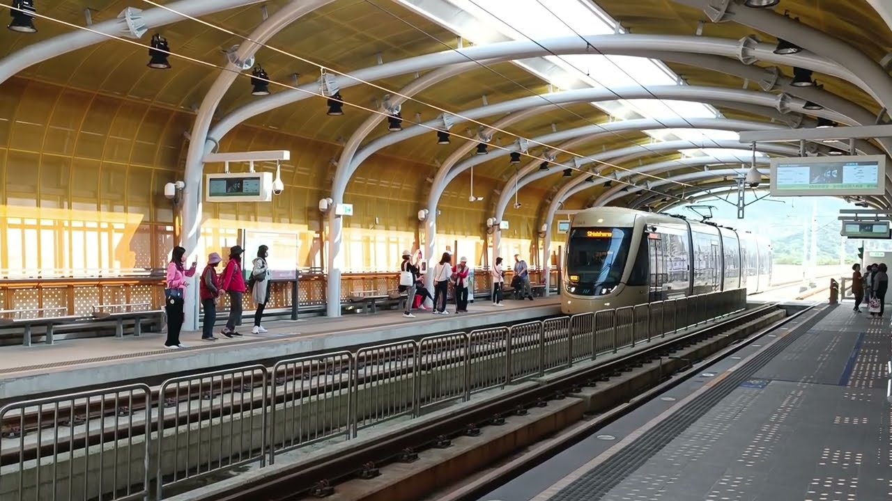 新北捷運K安坑輕軌  往十四張於陽光運動公園站第2月台進站（車號：2002）