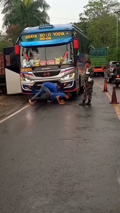 VIRAL‼️Sopir Sugeng Rahayu Sumber Group PUSH UP di depan GUPUSMU Saradan #busmania #sugengrahayu