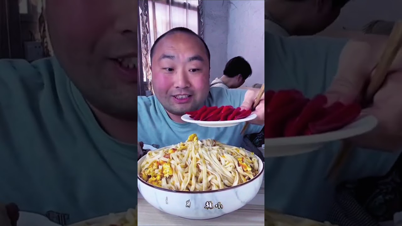 Eat three layers of pork rice, eat chili pig's feet, sour pig's head noodles, and enjoy Chinese food