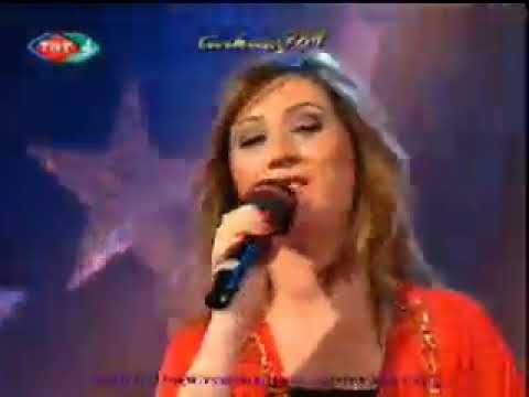 Özlem Özdemir Siyah Perçemini Dökmüş Yüzüne