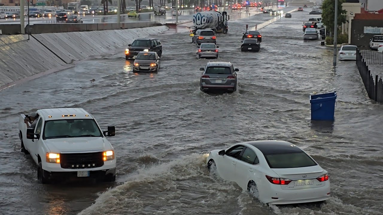 امطار غزيره وسحاب هائل  على جدة صباح اليوم الأثنين الموافق ١٤٤٦/٧/٦ 6 يناير 2025