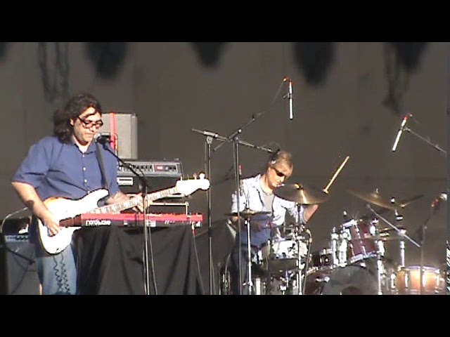 Watch Yo la tengo en Chile, Maquinaria 2010 on YouTube Watch Yo la tengo en Chile, Maquinaria 2010 on YouTube