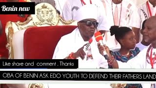 OBA OF BENIN RAISE IS HAND WITH A STAFF ASKING THE YOUTH TO D£FEND THEIR FATHERS LAND WITH ALL .