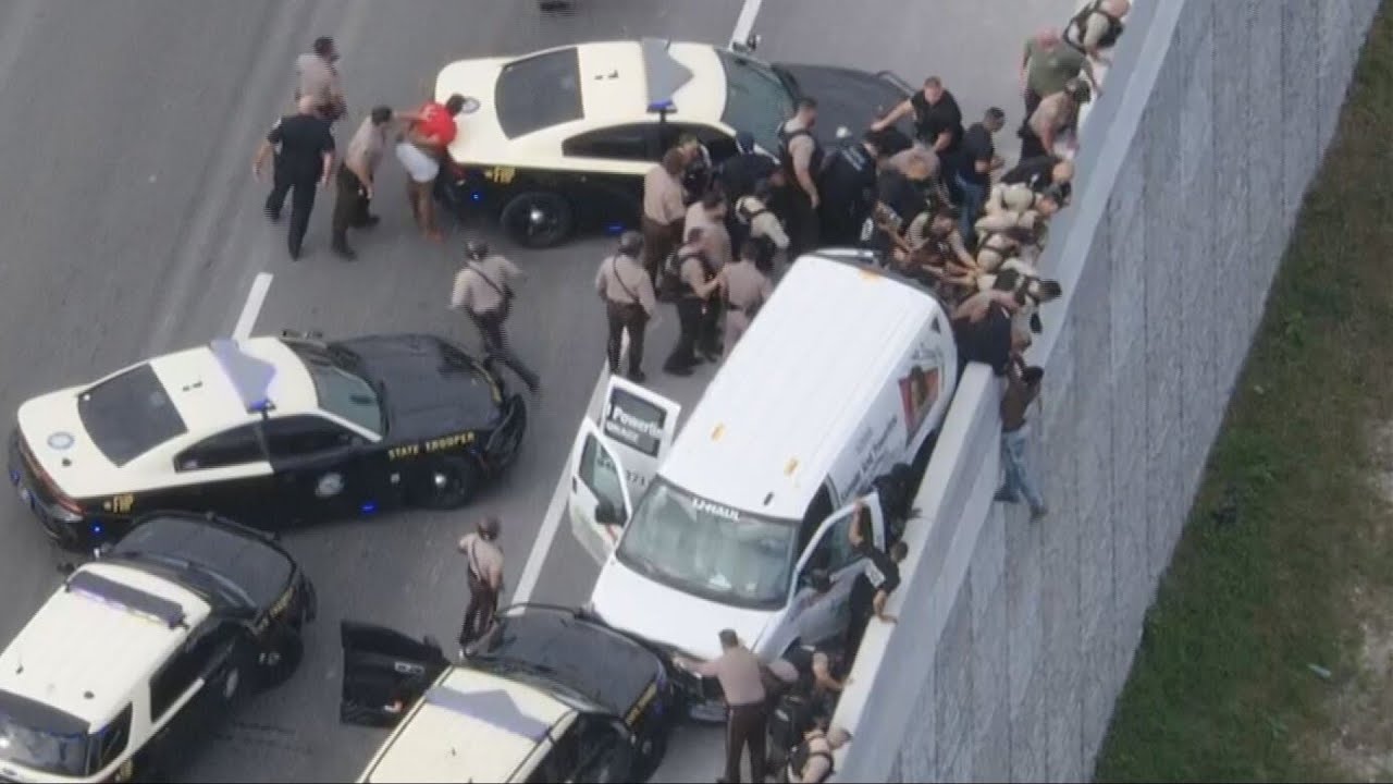 Погоня с фургоном U-Haul закончилась повешением подозреваемого на путепроводе Тернпайк