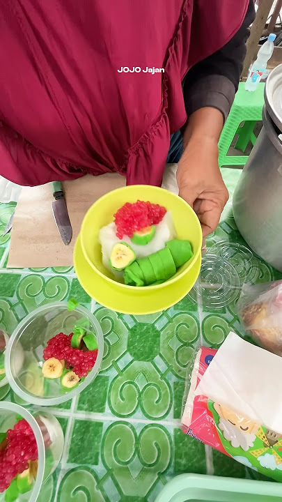 Es pisang ijo versi solo. Dijual Rp 10.000 per porsi #shorts #foodie