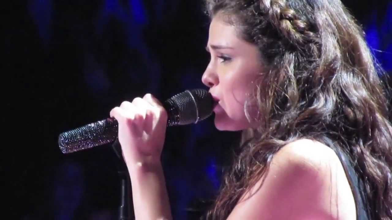 Loving and singing. Девушка плачет на концерте. Selena Gomez Love will remember.