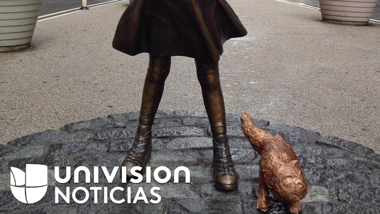 Polémica por la escultura en Wall Street de un perro de bronce que orina a la 'niña valiente'