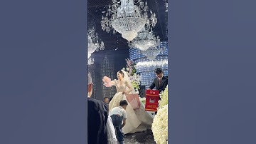 Tung tiền cho khách cưới