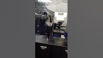 Robot 🤖 #serving coffee ☕️ #2024 #korea #viral #asiancountry  #robotcafe #robotwaitress #automobile