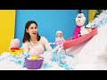 Çocuk oyuncakları ile eğlenceli oyun videosu. Barbie, Olaf ve Peppa kayak merkezindeler!