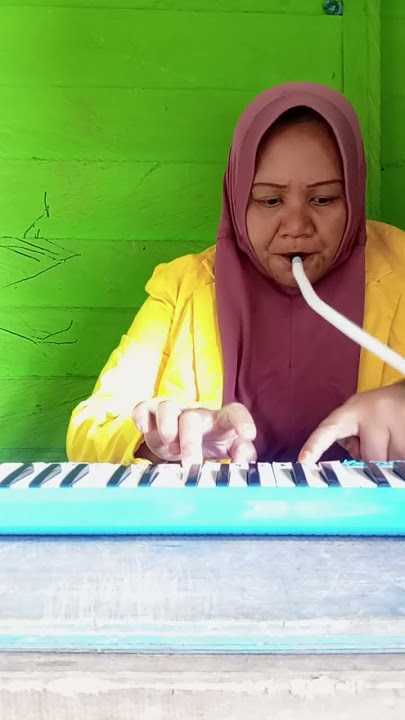 lagu sederhana  Satu- satu Aku Sayang  Ibu dengan menggunakan pianika.