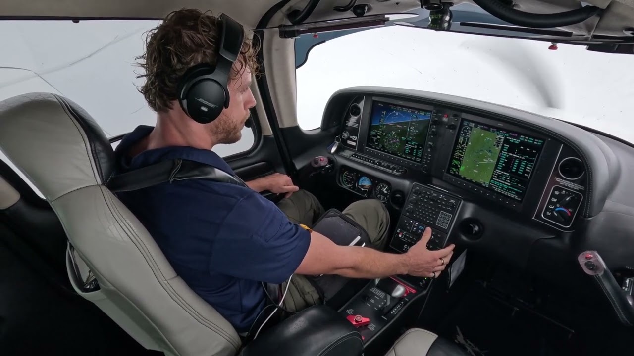 Cirrus SR22 Instrument Approach down to minimums at Austin Executive