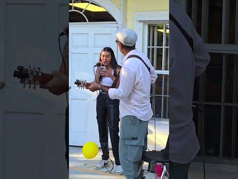 Isa cantando “Can’t Stop the Feeling” em um evento solidário na Flórida (EUA)