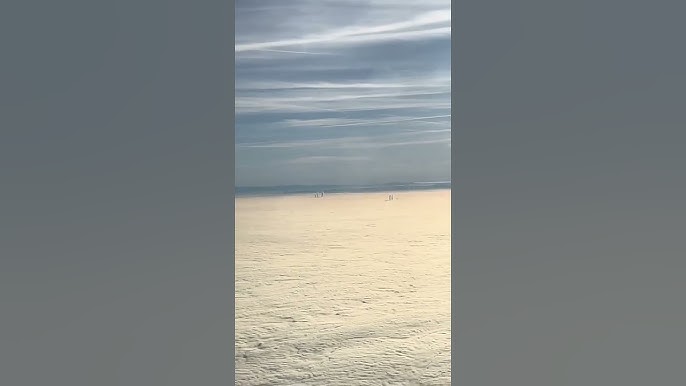 Regardez : Un passager d'une compagnie aérienne filme des personnes debout au sommet des nuages ?