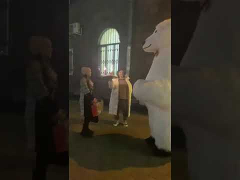 Праздничный торт со свечами и конечно поздравление от мишки Умки