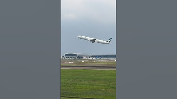 Take Off Pesawat Boeing 777 Cathai Pacific di Bandara Soekarno-Hatta Jakarta