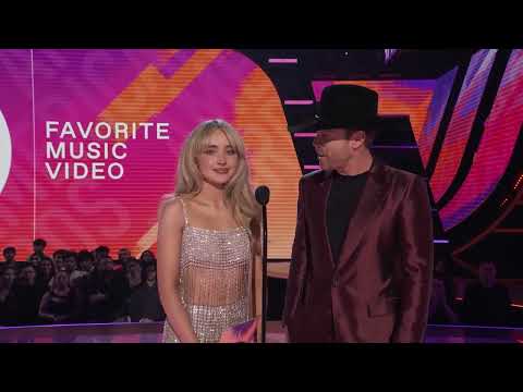 Sabrina Carpenter and Dustin Lynch Presents Favorite Music Video Presenter | AMAs 2022