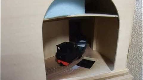 Automatic dropping action of Egger-Bahn type tipper car