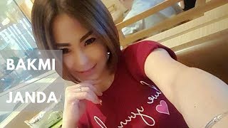 10 GAYA CANTIK PEMILIK BAKMI JANDA! Ia Mantan Model Lho!