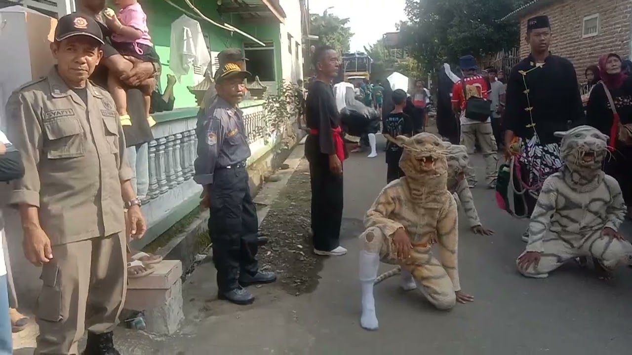 KARNAVAL PLOSOSARI Aksi barongsai & Bantengan 