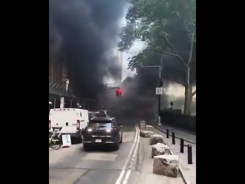 Video Terrore a Manhattan, esplode un'auto vicino a Wall Street: le fiamme altissime