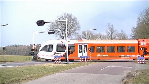 Spoorwegovergang Warnsveld (Zutphen) // Dutch railroad crossing