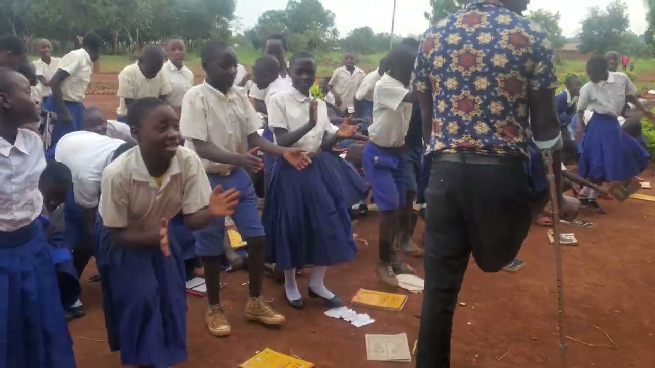 TAZAMA TEACHER YUFRESH AKIFUNDISHA WANAFUNZI WAKE SOMO LA SAYANSI NA TEKNOLOJIA.PEMBE TATU YA MOTO.💪